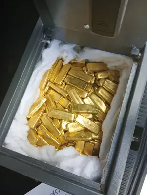 Lingotes y pepitas de oro en venta.