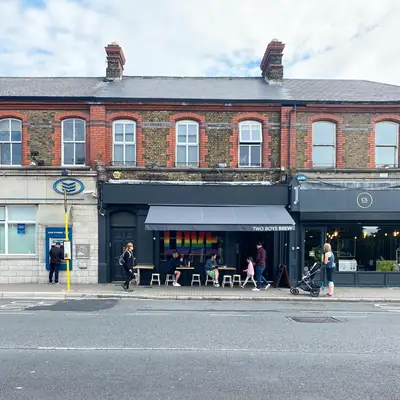 Deux garçons brassent