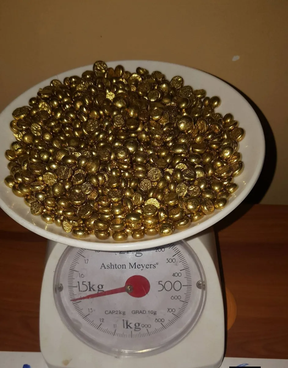 Lingotes y pepitas de oro en venta.